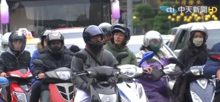 冬天騎車抗寒神物！通勤族大推恥力無敵「便宜雨衣」