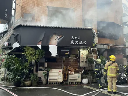 假日不平靜！台北延吉街知名燒肉店火警　現場濃煙滾滾