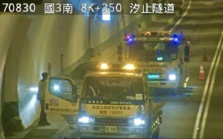 國道車禍！汐止隧道內休旅車撞牆　駕駛輕傷送醫