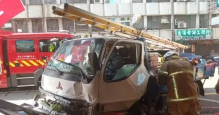 台南貨車閃左轉車撞飛機車！知名薑母鴨名店也遭池魚之殃