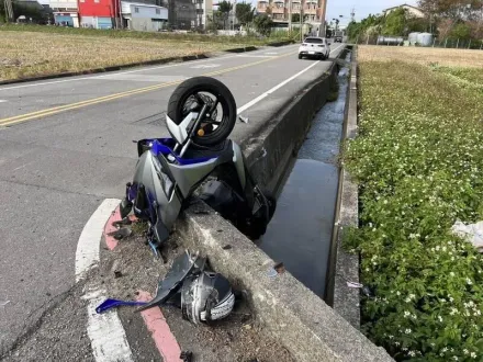 影/事發瞬間直擊！苗栗男大生騎車遭撞「空中轉2圈半飛進田」