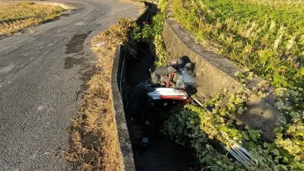 苗栗老農巡田水疑自摔「機車插進溝圳」　送醫搶救不治