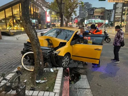 士林小黃失控撞上人行道！整排腳踏車噴飛　2人受傷