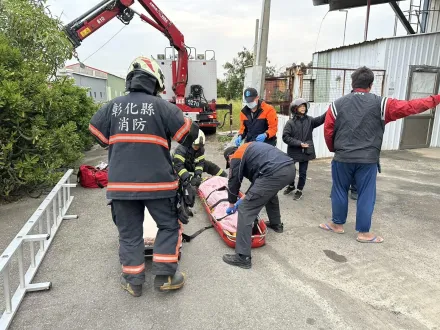 尿急出事了！彰化翁路邊小解慘摔「1樓深水溝」　警消吊掛救出