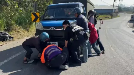 自撞電線杆噴飛！騎士慘遭「吞進」貨車底　民眾急抬車救人