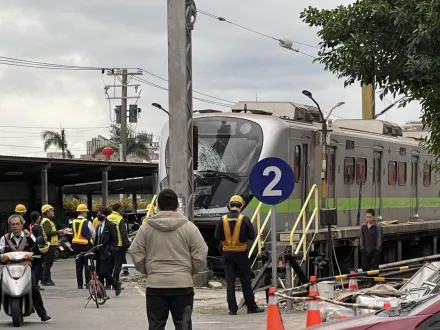 聯繫疏失！花蓮台鐵EMU900型區間車「撞鐵桿」　車頭整個毀了