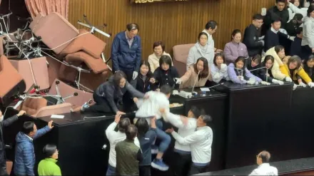 幫藍委助理男友進議場慘了　三立女記者兩小過且長官連坐