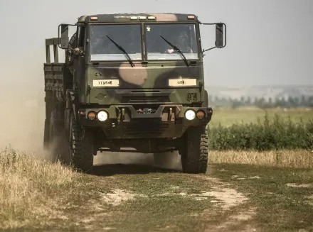 韓空軍基地驚傳死亡車禍！軍卡猛撞行道樹　士兵遭甩落1死1重傷