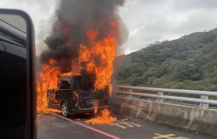 國1五楊高架火燒車！車身遭火舌吞噬剩骨架　傷亡數不明