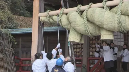 迎接新年！日神社更換逾2百公斤巨型注連繩　出動15名壯漢完成