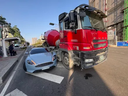 影/高雄千萬超跑被「水泥車撞壞」　網嘆：車價掉慘