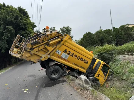 彰化垃圾車撞碎電線桿　失控墜排水溝「後輪懸空」釀2傷