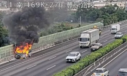 國道火燒車！國1豐原段廂型車陷火海　警消趕赴灌救