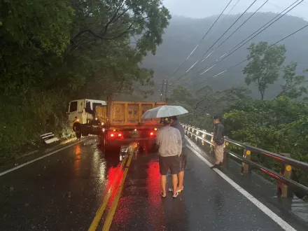 天雨路滑！台9線蘇澳段曳引車自撞山壁　雙向一度回堵2公里