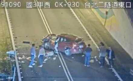 國道車禍！國3台北二隧道轎車自撞　車頭全毀慘況曝