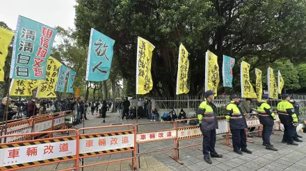 要求「放人」！北院外聚集零星小草　掛滿旗幟「相信清白」