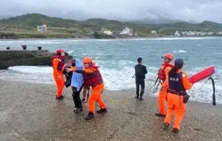 落海意外！台東烏石鼻釣客遭大浪擊落　海巡及時救援