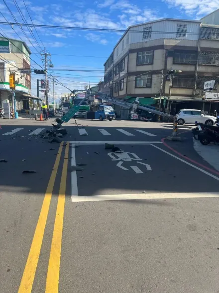 影/驚險瞬間曝！台中2大車「連環勾」電線　交通號誌桿斷裂倒塌