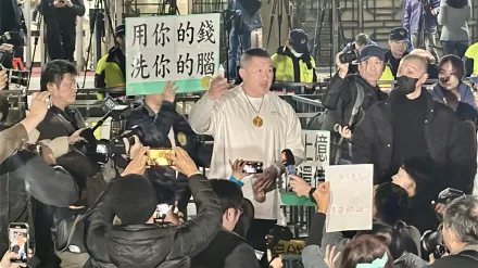 影/館長來了！抵北檢喊「沒挺錯人！放人！」　警再度舉牌警告