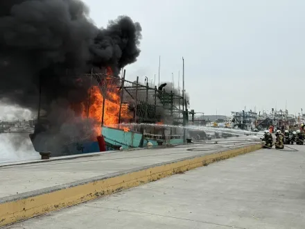 直擊！高雄興達港驚爆火燒船　8船員急逃生幸無傷亡