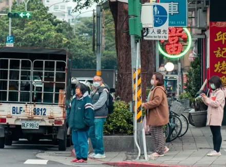 大陸冷氣團南下「轉濕冷」！全台氣溫溜滑梯　最凍時刻出爐