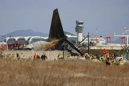 影/已62人罹難！韓客機墜毀前「右引擎噴火」　目擊者：遭鳥擊