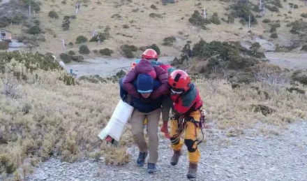 影/台中41歲女爬南湖大山跌倒骨折　黑鷹直升機出動救援