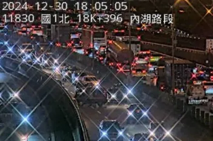 下班小心！國1北向內湖段「小貨車被撞到打橫」佔2道