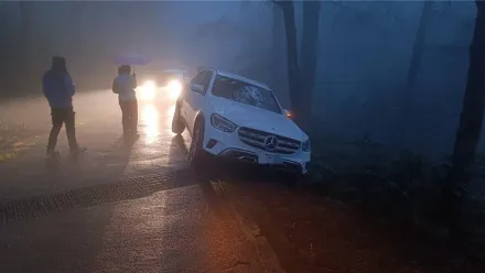 險遭大霧奪命！賓士男載友苗栗山中遇險　差半個車身就墜谷