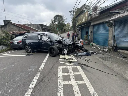 影/驚悚撞擊瞬間！新店男小客車自撞民宅　車體彈飛騰空墜地