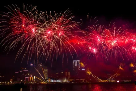 影/香港跨年煙火秀！「幸福樂章」閃耀維多利亞港