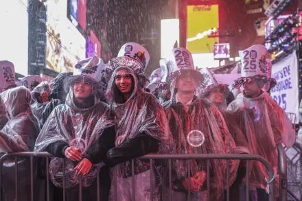 影/天公不作美！時代廣場低溫暴雨中倒數　民眾淋成落湯雞