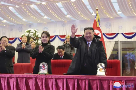 金正恩攜愛女迎新年！平壤辦大型歌舞演出　觀眾高喊「萬歲」