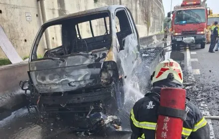 新年不平靜！國1後壁路段火燒車　整車淘寶貨變「焦炭」