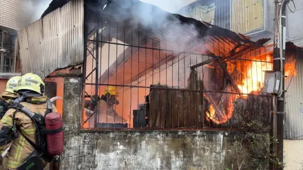 台南北區民宅驚傳火警！鐵皮屋雜物燃燒　住戶緊急逃出