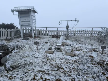 超美！玉山「雨夾冰霰」銀白世界超夢幻