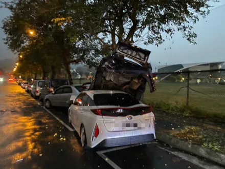 影/慘烈現場流出！台中男駕駛恍神狠撞3車「鏟到車豎起來」