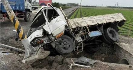 彰化二林重大車禍！貨車剷號誌桿衝田裡駕駛「顱內出血」