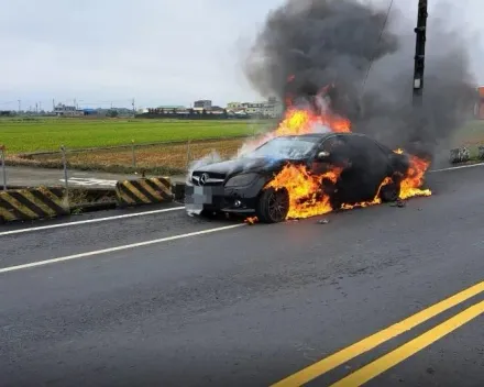 影/黑賓燒成黑炭！台南後壁驚見火燒車、駕駛急逃命