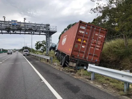 國3清水路段貨櫃車擦撞衝邊坡　駕駛顱內出血插管搶救中