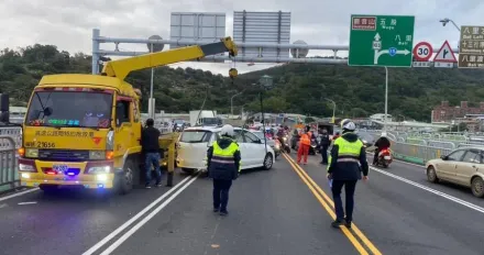 影/關渡橋4車連環撞！變換車道失控釀3傷　交通一度大亂