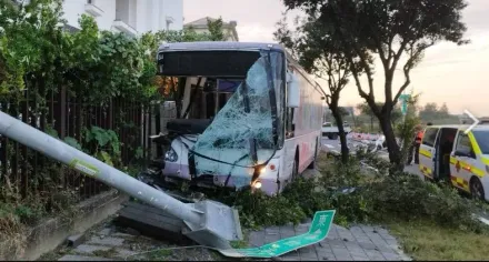 恐怖！台南公車遭貨車撞擊再衝民宅圍牆　釀5傷送醫