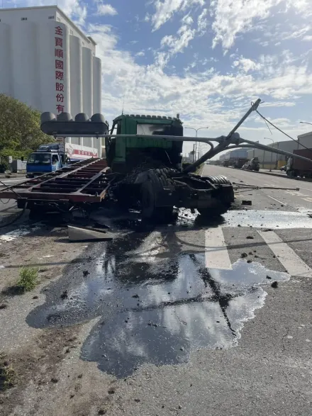 影/梧棲曳引車失控煞不住「剷平號誌桿」　街道一片狼藉