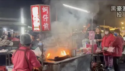 影/彰化溪湖夜市蚵仔煎「發爐」　等餐客人淡定看熱鬧