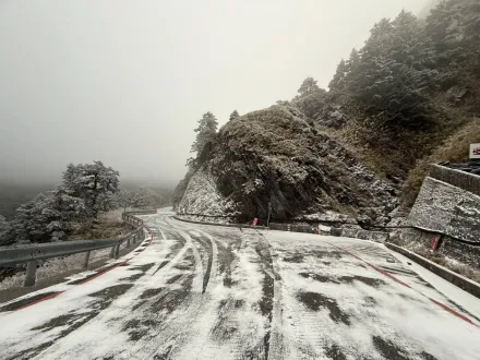 影/合歡山下雪了！今晨路面一片雪白　「加掛雪鏈」才能走