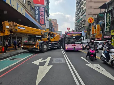 影/新北吊臂車進加油站A到公車！司機疑喝酒　母子釀傷