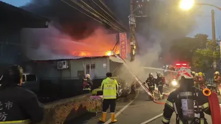 影/樹林清晨惡火！百坪機車行陷火海　警消籲居民「戴好口罩」