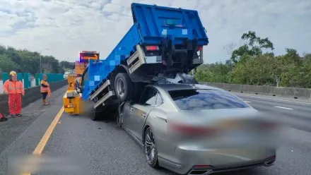 影/國1銅鑼3車追撞！銀車鏟進貨車底部　車頭削半