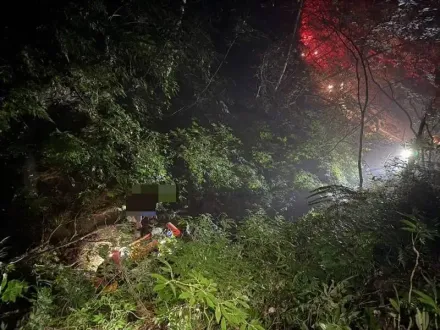 疑為省門票錢？情侶帶2愛犬橫跨庫志山區　不慎滑落山坡