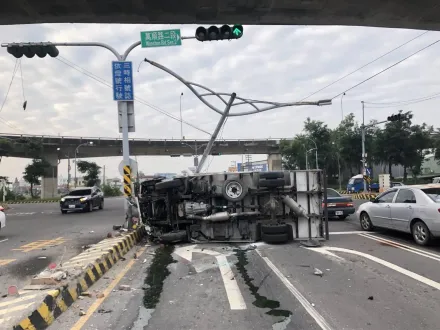 影/萬丹「5車追撞」嚴重車禍！連路燈都撞斷　1人被送醫